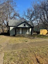 827 W Walker St in Denison, TX - Building Photo