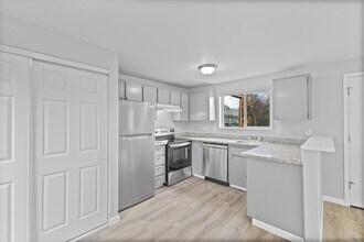 Garden Apartments in Portland, OR - Building Photo - Building Photo