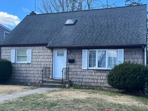 146 Walton Ave in Uniondale, NY - Foto de edificio - Building Photo