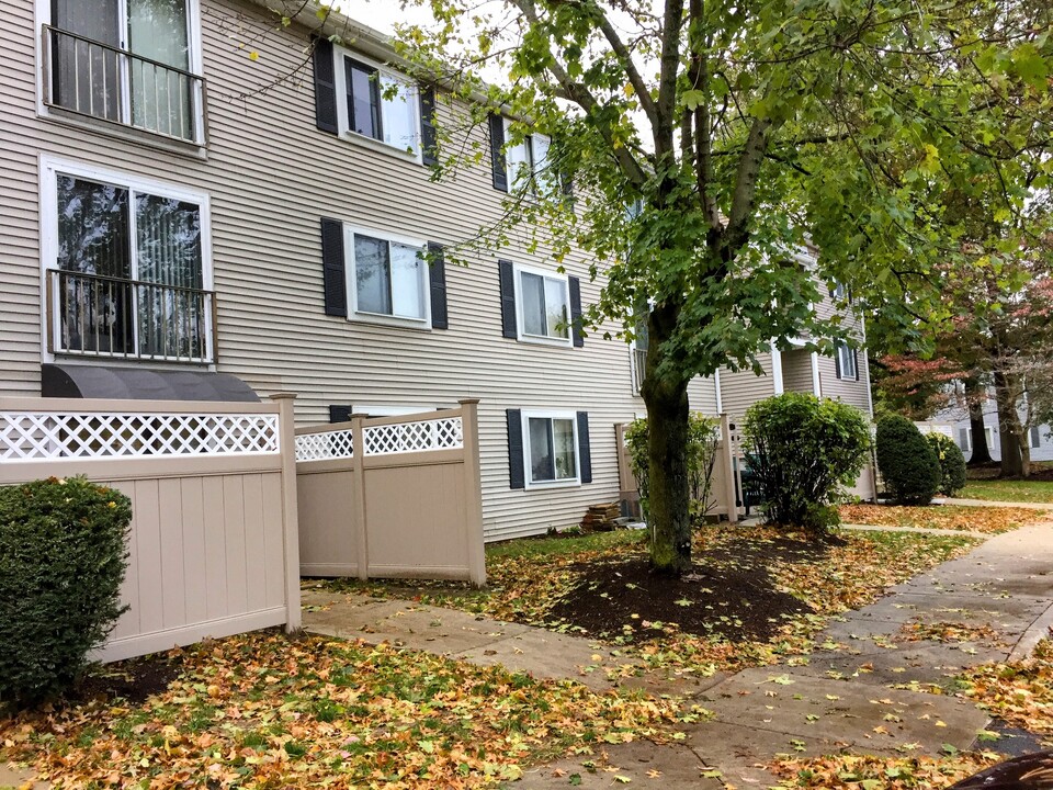 4 Village Hill Ln in Natick, MA - Building Photo