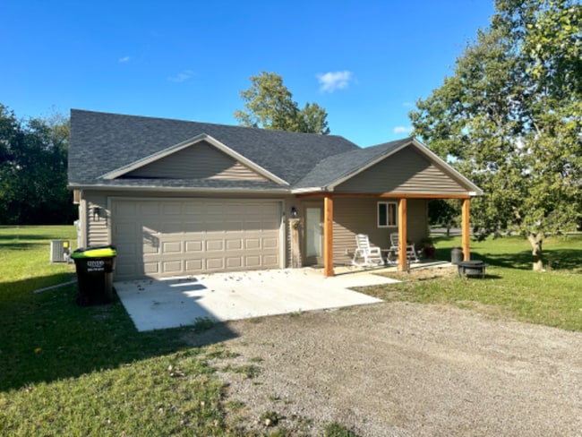 818 Burr St in Adrian, MI - Building Photo - Building Photo