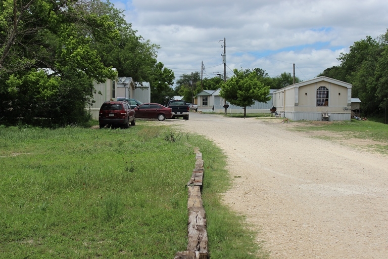 405 Meeker Rd in Kerrville, TX - Foto de edificio