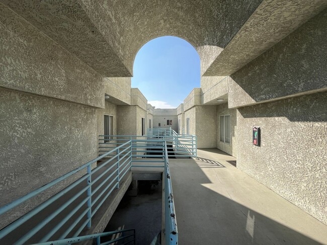 10706 Victory Blvd in Los Angeles, CA - Building Photo - Building Photo