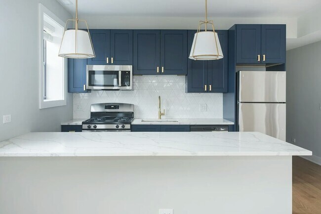 2032 W Montrose Ave in Chicago, IL - Building Photo - Building Photo