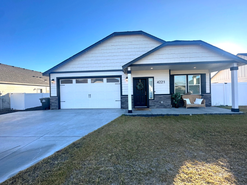 4221 W Wood Ct in Moses Lake, WA - Building Photo