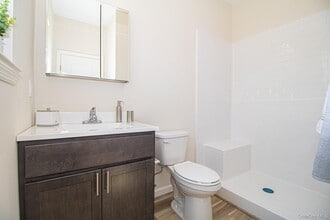 201 Ashley Ct in Babylon, NY - Building Photo - Building Photo