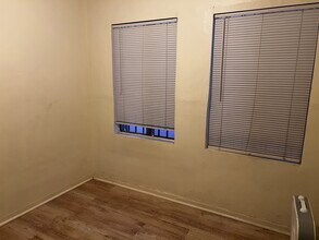 342 W 52nd Pl, Unit 342 in Los Angeles, CA - Building Photo - Building Photo