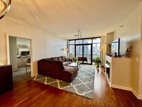 233 E 13th St in Chicago, IL - Building Photo - Building Photo