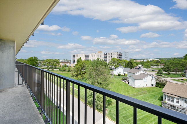 Independence Place in Parma Heights, OH - Foto de edificio - Building Photo