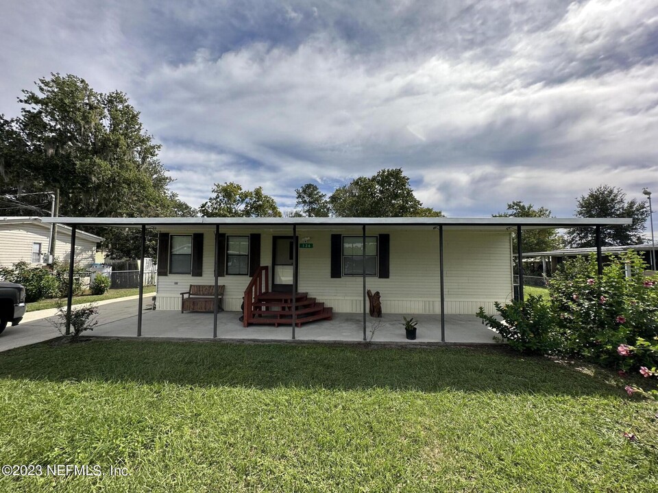 136 Shoreline Ave in Satsuma, FL - Building Photo