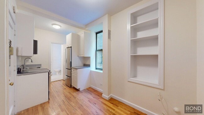 property at 305 W 45th St