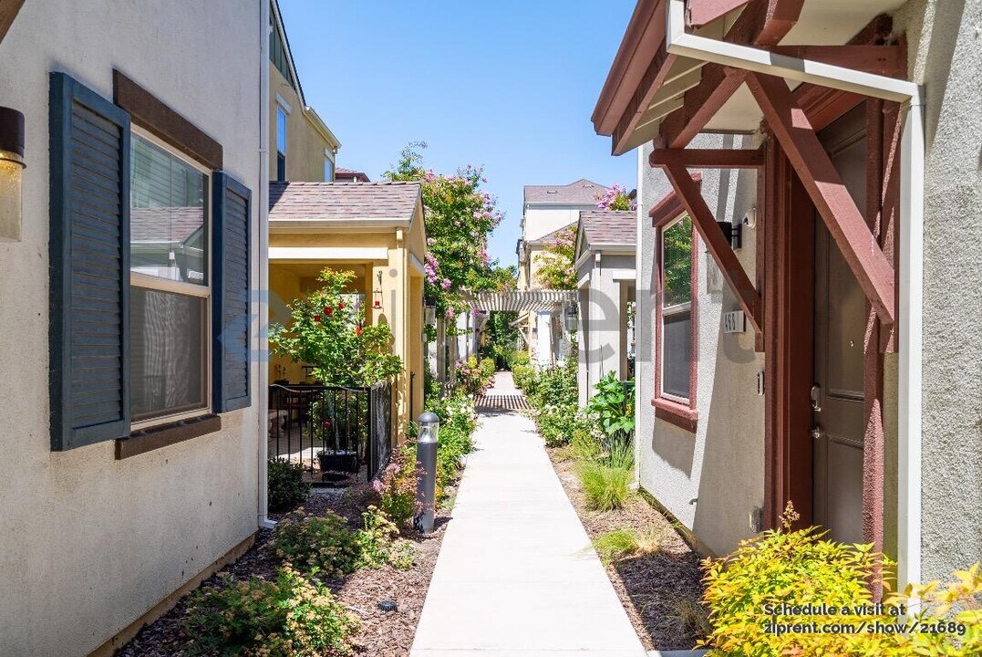2673 Cleat Ln in Sacramento, CA - Building Photo