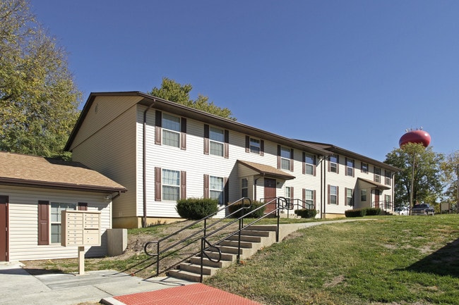 Carlinville Heights Apartments in Carlinville, IL - Building Photo - Building Photo