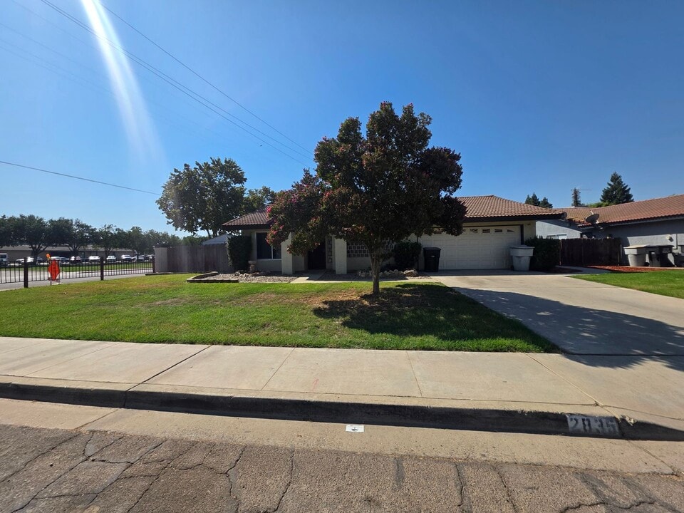 2835 E Norman Ave in Visalia, CA - Building Photo