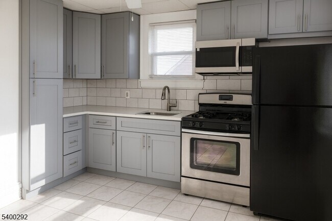 71 Crystal St in North Arlington, NJ - Building Photo - Building Photo