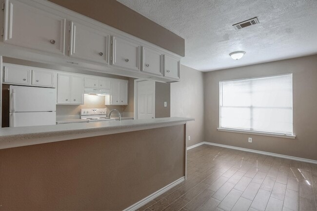 1013 Mccall Ave in Conroe, TX - Building Photo - Building Photo