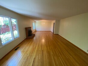 301 Lacour Way in Redwood City, CA - Building Photo - Building Photo