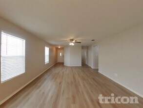 8615 Silver Willow in San Antonio, TX - Foto de edificio - Building Photo