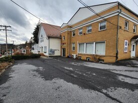 110 N Main St in Davidsville, PA - Building Photo