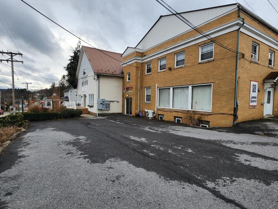 110 N Main St in Davidsville, PA - Building Photo