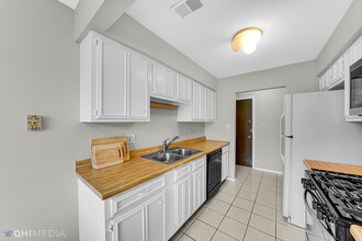 66 Commonwealth Ct in Vernon Hills, IL - Building Photo - Building Photo