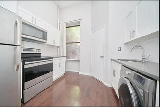 501 1/2 W 43rd St in New York, NY - Building Photo - Building Photo