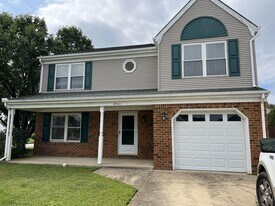 3701 Castlewood Dr in Virginia Beach, VA - Building Photo