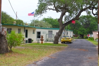 Taylor Oaks RV & Mobile Home Park in Rockport, TX - Foto de edificio - Building Photo