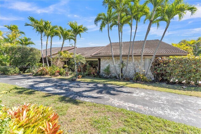 15305 SW 74th Ct in Palmetto Bay, FL - Building Photo - Building Photo