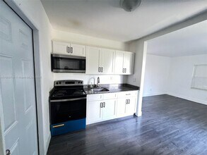 5306 NW 18th Ave in Miami, FL - Building Photo - Building Photo