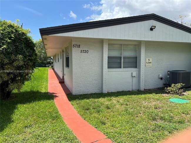 5718 Lincoln St in Hollywood, FL - Building Photo - Building Photo