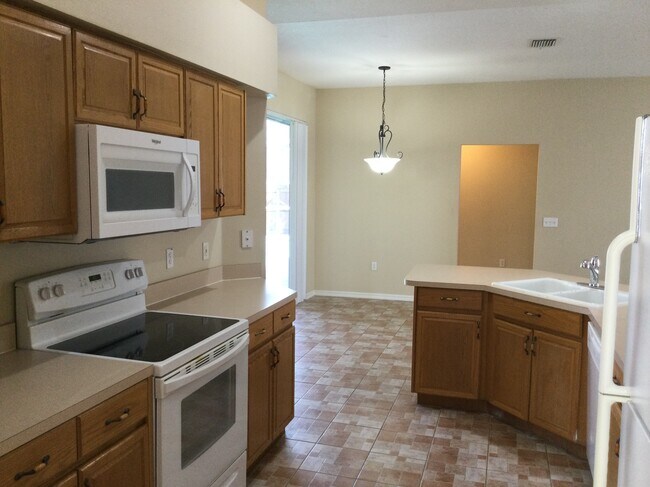 2408 Groveway Dr in Valrico, FL - Building Photo - Building Photo