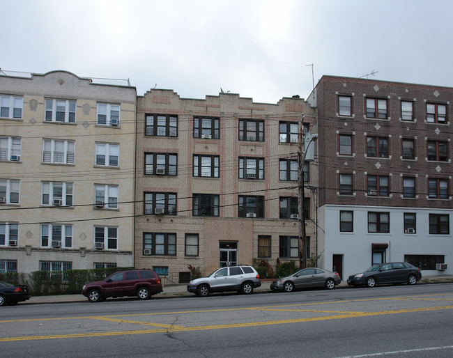 450 Riverdale Ave in Yonkers, NY - Foto de edificio - Building Photo