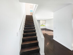 960 N San Vicente Blvd in West Hollywood, CA - Building Photo - Building Photo