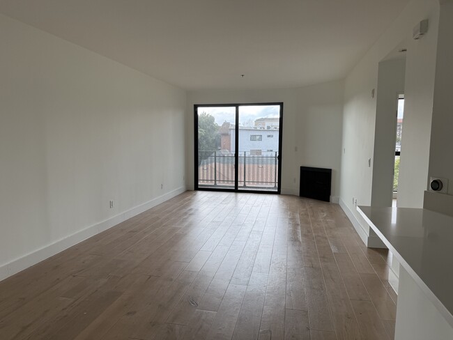 8811 Burton Way, Unit 418 in West Hollywood, CA - Building Photo - Building Photo