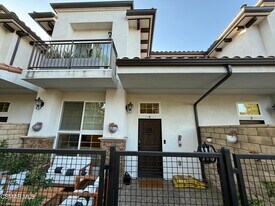 3236 Royal Oaks Dr in Thousand Oaks, CA - Building Photo