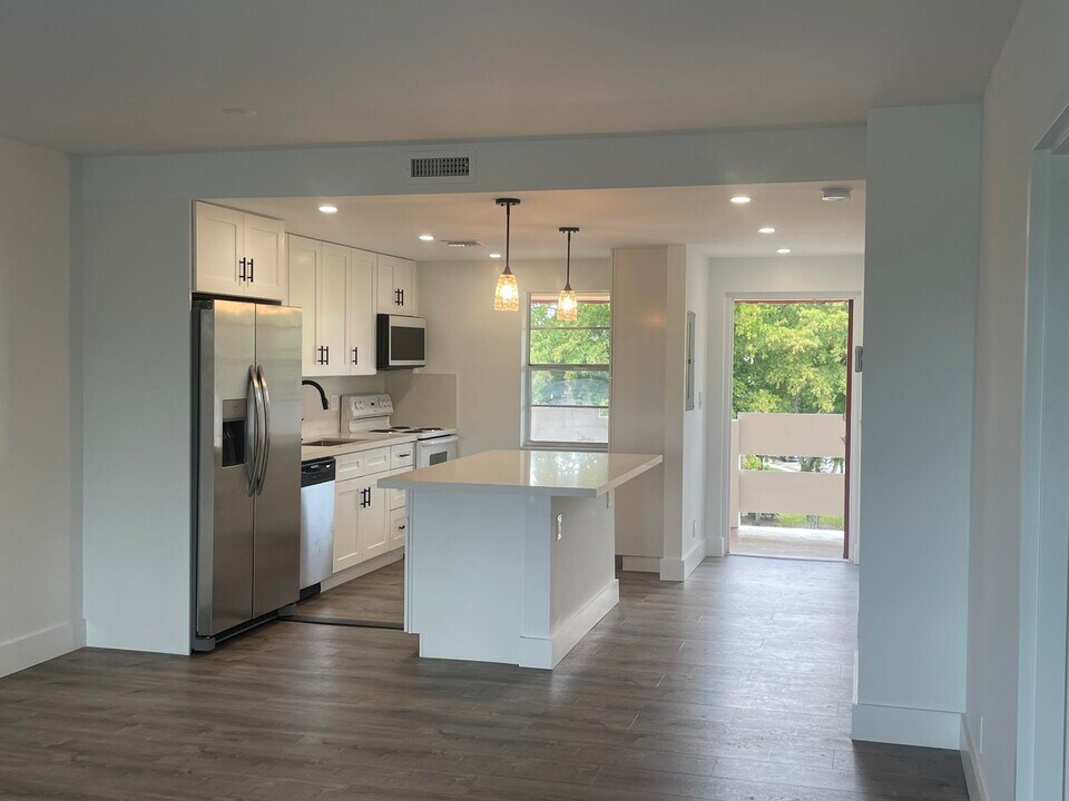 1005 Country Club Dr in Margate, FL - Building Photo