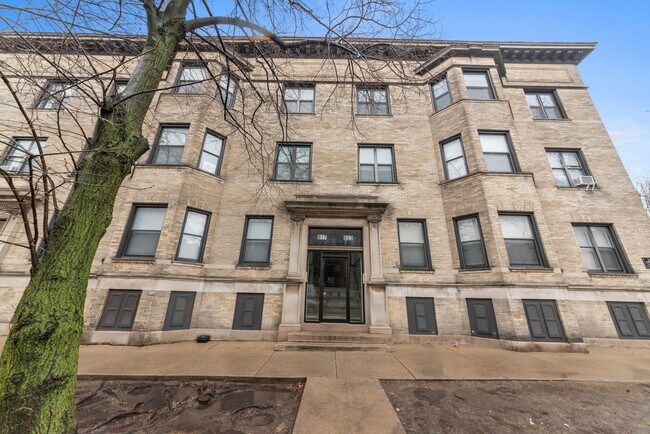 property at 915 W Waveland Ave