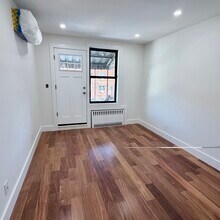 2569 49th St, Unit 2 in Astoria, NY - Foto de edificio - Building Photo