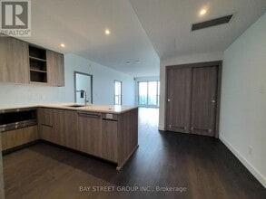 27 McMahon Dr in Toronto, ON - Building Photo - Building Photo