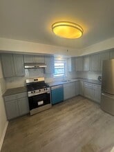 45 Edwards Ct in Bayonne, NJ - Building Photo - Building Photo