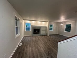 594 N Elm St in Cannon Beach, OR - Foto de edificio - Building Photo