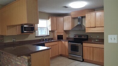 11123 Hazelhurst Dr in Houston, TX - Building Photo - Building Photo