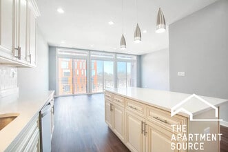 1335 W Taylor St, Unit 2 in Chicago, IL - Building Photo - Building Photo