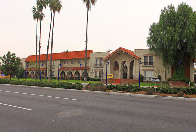 La Corona Apartments in Downey, CA - Foto de edificio - Building Photo