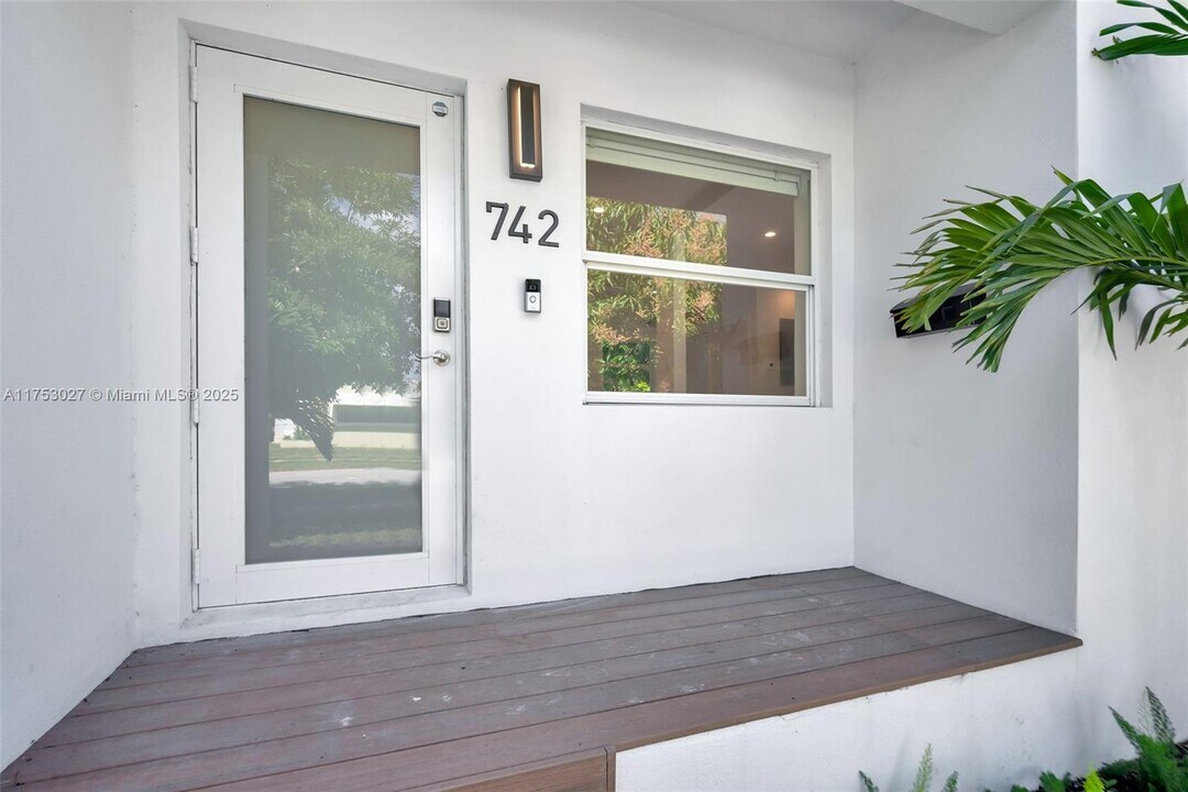 742 NE 81st St in Miami, FL - Foto de edificio