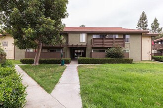 615 Fredricks Ave, Unit #91 in Oceanside, CA - Foto de edificio - Building Photo