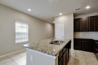708 Red Barn Bnd in New Braunfels, TX - Foto de edificio - Building Photo