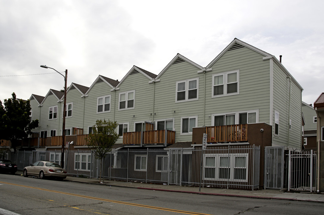 Kenneth Henry Court in Oakland, CA - Building Photo