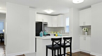 103 Avenue Rd in Toronto, ON - Building Photo